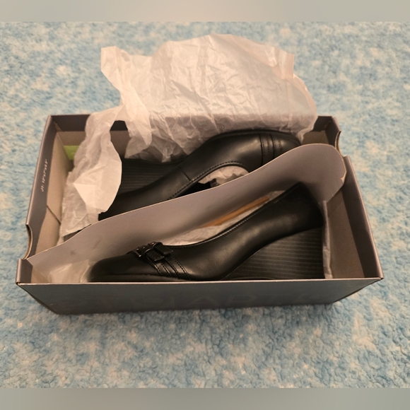 NEW Women's Sz 9 Apt 9 Black Slip On Wedges with Heel - Picture 3 of 8